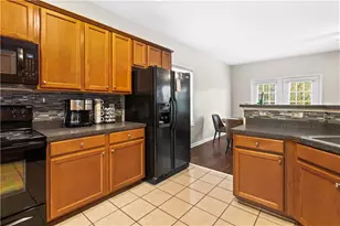 2462 Suwanee Pointe Dr, Lawrenceville, GA 30043 - Photo 13