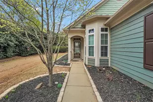 6420 Rockpoint Ln, Hoschton, GA 30548 - Photo 3