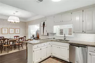 7307 St Charles Square, Roswell, GA 30075 - Photo 9