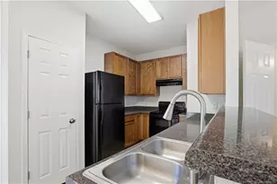 390 Brookview Dr, Riverdale, GA 30274 - Photo 5