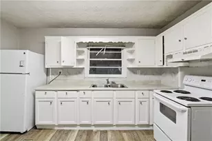 685 Melrose Dr, Forest Park, GA 30297 - Photo 5