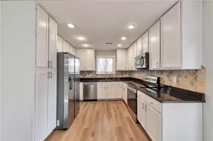 1012 Mainstreet Lake Dr, Stone Mountain, GA 30088 - Photo 9