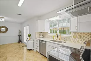 135 Creekview Dr, Newnan, GA 30263 - Photo 9