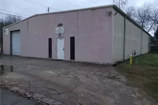 404 Clubhouse Dr, Stone Mountain, GA 30083 - Photo 1