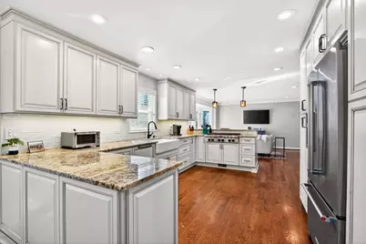 7745 Dunvegan Close, Sandy Springs, GA 30350 - Photo 9