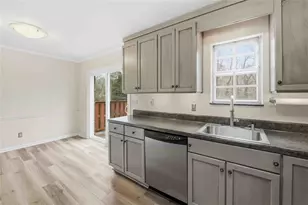 5506 Kingsport Dr, Atlanta, GA 30342 - Photo 9