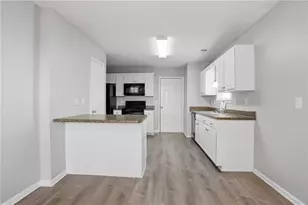 9553 Lakeview Cir, Union City, GA 30291 - Photo 11