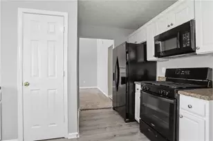 9553 Lakeview Cir, Union City, GA 30291 - Photo 13