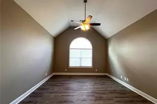 732 E Jefferson St, Hoschton, GA 30548 - Photo 9