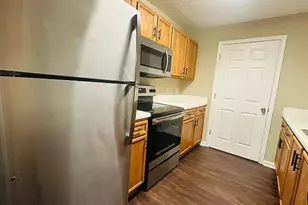 3221 Fairington Dr, Lithonia, GA 30038 - Photo 3