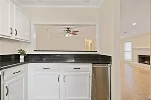 911 Hollyfax Cir NE, Atlanta, GA 30328 - Photo 27