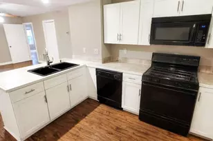 326 Henderson Lake Dr, Loganville, GA 30052 - Photo 9