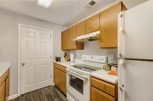 10204 Fairington Ridge Cir, Lithonia, GA 30038 - Photo 7