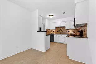 4590 Village Oaks Cir, Dunwoody, GA 30338 - Photo 11