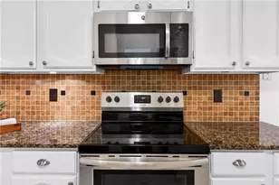 4590 Village Oaks Cir, Dunwoody, GA 30338 - Photo 9