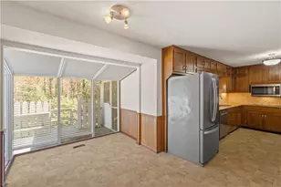 1055 Hunterhill Dr, Roswell, GA 30075 - Photo 19