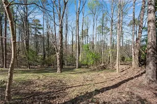 126 E Lake Dr, Roswell, GA 30075 - Photo 13