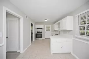 2421 Spring Garden Dr SW, Atlanta, GA 30315 - Photo 9