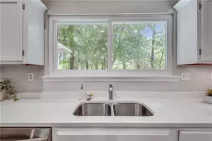 9665 Pine Thicket Way, Roswell, GA 30075 - Photo 11