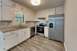 1627 Eric Cir, Lawrenceville, GA 30043 - Photo 3