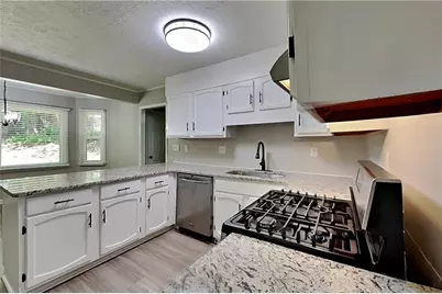 9880 Lake Forest Way, Roswell, GA 30076 - Photo 5