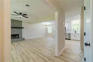 1351 Sommerset Dr, Lawrenceville, GA 30043 - Photo 9