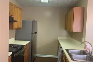 5869 Strathmoor Manor Cir, Lithonia, GA 30058 - Photo 5