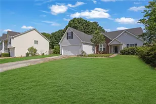 1401 Waterford Ct, Loganville, GA 30052 - Photo 5
