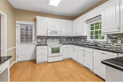 8215 Stonebrook Court, Cumming, GA 30040 - Photo 13