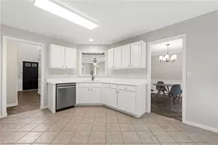 370 Manor Glen Dr, Suwanee, GA 30024 - Photo 17