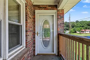 422 Bartson St, Lavonia, GA 30553 - Photo 5