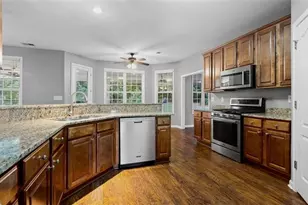 310 Persimmon Dr, Sharpsburg, GA 30277 - Photo 9