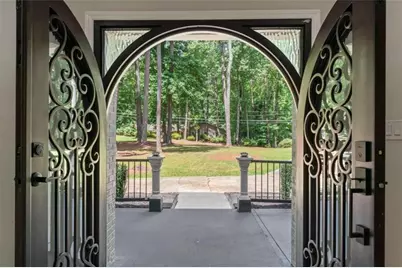 2023 Stoneleigh Drive, Stone Mountain, GA 30087 - Photo 9