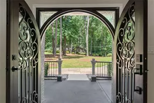 2023 Stoneleigh Dr, Stone Mountain, GA 30087 - Photo 9