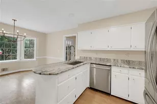 4517 E Kings Point Cir, Dunwoody, GA 30338 - Photo 9