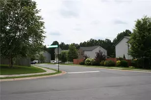 610 Dodson Lake Ct, Fairburn, GA 30213 - Photo 5