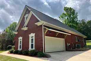 194 Sweetwater Rdg, Hoschton, GA 30548 - Photo 3