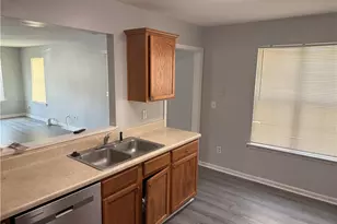 6229 Hickory Ln Cir, Union City, GA 30291 - Photo 5
