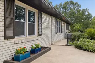 412 Derbyshire Dr, Stone Mountain, GA 30088 - Photo 3