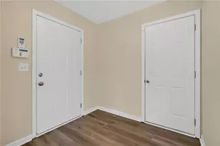 9426 Lakeview Rd, Union City, GA 30291 - Photo 5