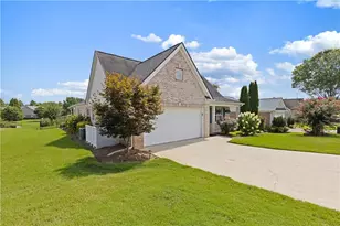 112 Clubhouse Dr, Jefferson, GA 30549 - Photo 3