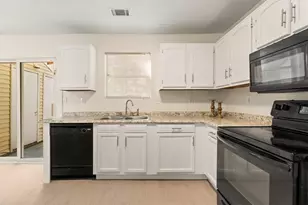 5716 Wells Cir, Stone Mountain, GA 30087 - Photo 9