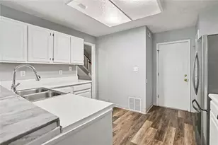 384 Lakeridge Ct, Riverdale, GA 30274 - Photo 7
