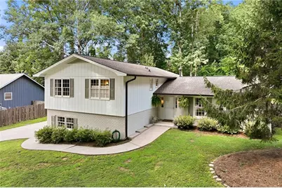 670 Robinhood Trail, Gainesville, GA 30501 - Photo 1
