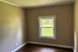 1402 Dewey St, Griffin, GA 30223 - Photo 9