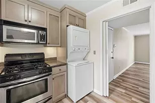 5506 Kingsport Dr, Atlanta, GA 30342 - Photo 13