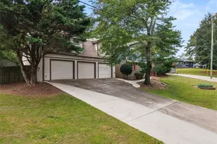 6054 Dogwood Cir, Buford, GA 30518 - Photo 3