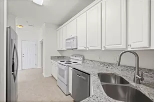 8849 Fairview Bluff Rd, Johns Creek, GA 30022 - Photo 9