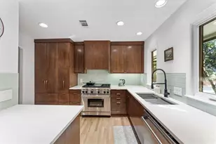 892 Castle Falls Dr NE, Atlanta, GA 30329 - Photo 9