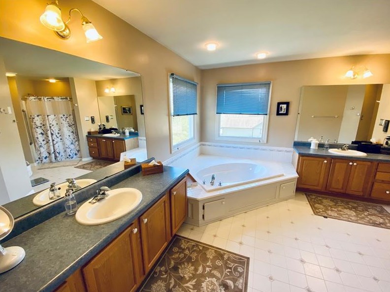 11 Kings Ln, Venetia PA  15367-1501 exterior